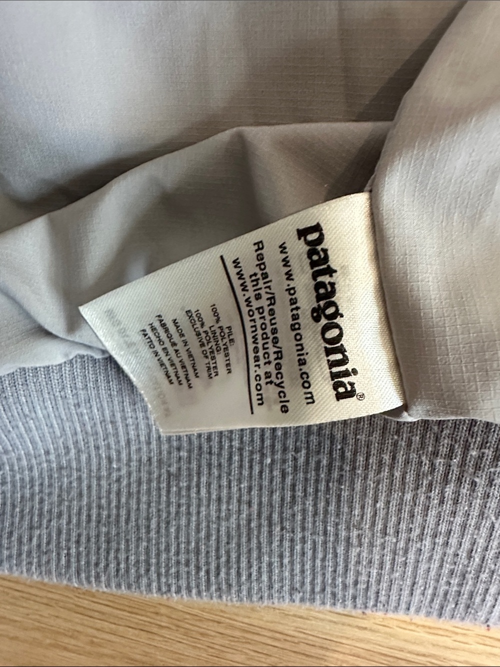 Patagonia Womens’ Gray Sherpa Snap-Front Jacket with white polka Dot Pattern - Picture 5 of 5